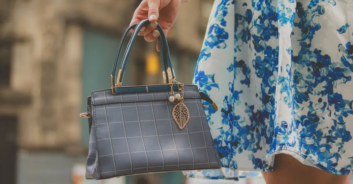 Comment accessoiriser une tenue décontractée