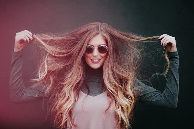 Comment les magazines de mode pour femmes influencent vos choix vestimentaires
