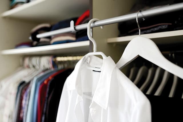 Tout savoir sur le dressing capsule : une mode pratique